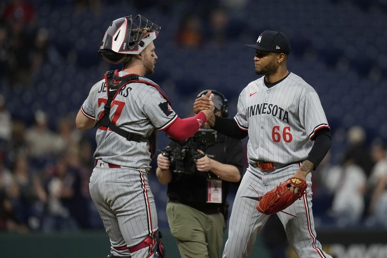 El cátcher Ryan Jeffers felicita al relevista Jorge Alcalá de los Mellizos de MInnesota tras la victoria ante los Guardianes de Cleveland el lunes 28 de abril del 2025. (AP Foto/Sue Ogrocki)