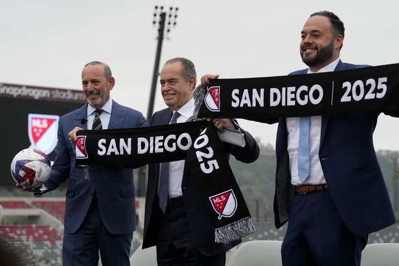 El comisionado de la MLS Don Garber (izquierda) y los codueños Mohamed Mansour (centro) y Cody Martínez, durante la presentación del nuevo club de la MLS en San Diego, el jueves 18 de mayo de 2023. Será la 30ma franquicia de la liga, debutando en 2025. (AP Foto/Gregory Bull)