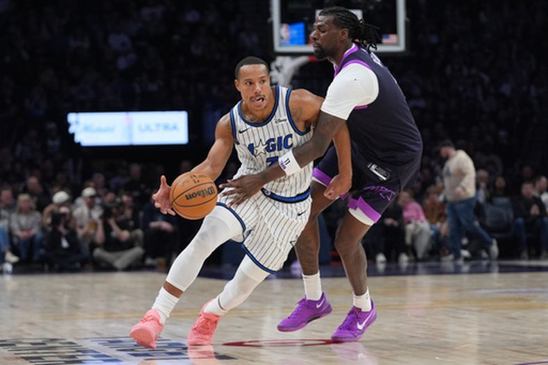 Desmond Bane, del Magic de Orlando, avanza a la canasta frente a Naz Reid, de los Timberwolves de Minnesota, el sábado 7 de marzo de 2026 (AP Foto/Abbie Parr)