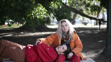 En esta imagen proporcionada por Tulip Pictures, Toto Rovito, izquierda, y Dolores Fonzi en una escena de la película Blondi. (Tulip Pictures vía AP)