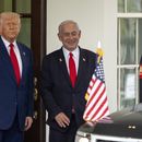 ARCHIVO - El presidente de Estados Unidos, Donald Trump, a la izquierda, junto al primer ministro de Israel, Benjamin Netanyahu, en el Ala Oeste de la Casa Blanca, el 7 de abril de 2025 en Washington. (AP Foto/Mark Schiefelbein, Archivo)