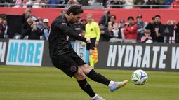 El delantero de Inter Miami Lionel Messi (10) cobra un tiro libre contra el Chicago Fire durante la segunda mitad de un partido de fútbol de la MLS, el domingo 13 de abril de 2025, en Chicago. (AP Foto/David Banks)