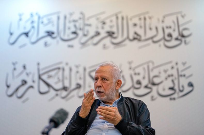 El subsecretario general de Yihad Islámica, Mohammed al-Hindi, habla en entrevista con The Associated Press en Estambul el lunes 28 de septiembre de 2026. (AP Foto/Emrah Gurel)