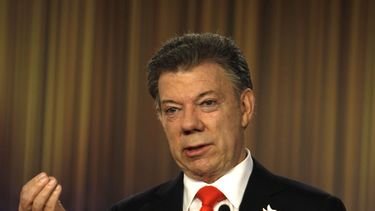 americateve | El presidente colombiano Juan Manuel Santos habla en conferencia de prensa en el palacio presidencial de Bogot&aacute;, Colombia, el lunes 16 de junio de 2014. Santos anunci&oacute; que viajar&aacute; a Brasil para ver el juego de la selecci&oacute;n colo