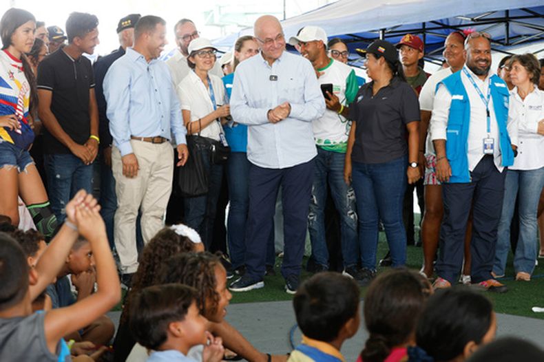 El Alto Comisionado de las Naciones Unidas para los Refugiados, Barham Salih, en el centro, visita las zonas devastadas por los terremotos en La Guaira, Venezuela, el sábado 3 de octubre de 2026. (AP Foto/Pedro Mattey)