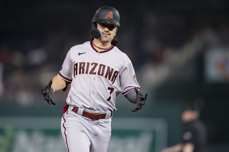 Corbin Carroll, de los Diamondbacks de Arizona, recorre las bases luego de conseguir un jonrón de dos carreras, en el encuentro del miércoles 7 de junio de 2023, ante los Nacionales de Washington (AP Foto/Alex Brandon)