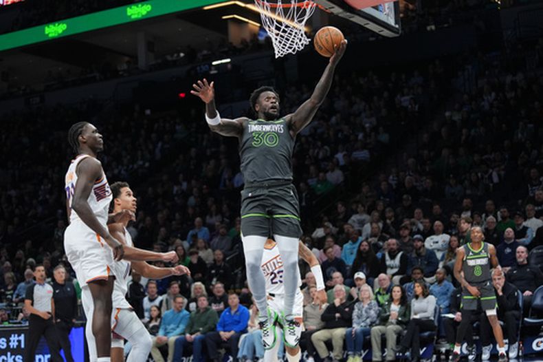 El alero de los Timberwolves de Minnesota Julius Randle lanza el balón en el encuentro ante los Suns de Phoenix el martes 17 de marzo del 2026. (AP Foto/Abbie Parr)