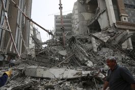 Derrumbe de edificio deja al menos 5 muertos en Irán