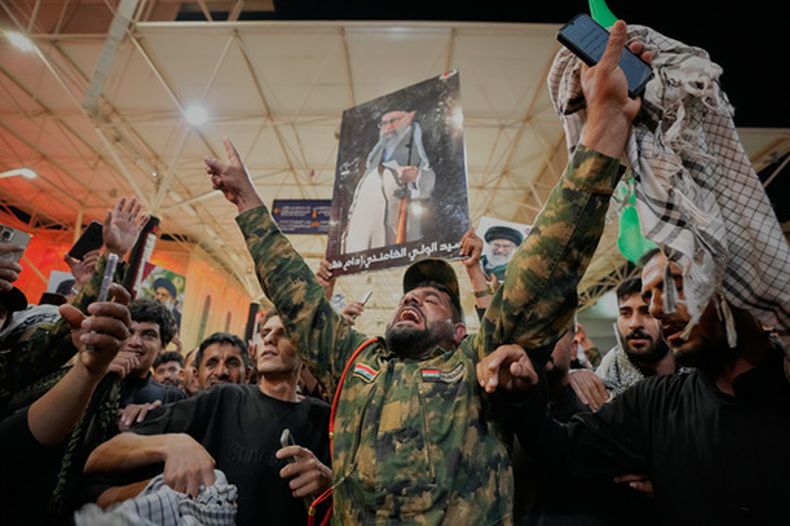 Un soldado iraquí chií canta en la víspera de las ceremonias fúnebres del fallecido líder supremo de Irán, el ayatolá Ali Jamenei, en el exterior del mausoleo del imán Ali, en Najaf, Irak, el 7 de julio de 2026. (AP Foto/Hadi Mizban)