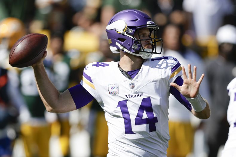 El quarterback de los Vikings de Minnesota Sam Darnold observa antes de lanzar en el encuentro ante los Packers de Green Bay el domingo 29 de septiembre del 2024. (AP Foto/Matt Ludtke)