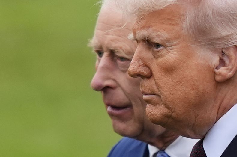 El rey Carlos III del Reino Unido, a la izquierda, y el presidente de EEUU, Donald Trump, derecha, durante una ceremonia de retirada militar en el Castillo de Windsor, Inglaterra, el miércoles 17 de septiembre de 2025. (Jordan Pettitt/Pool Photo vía AP)