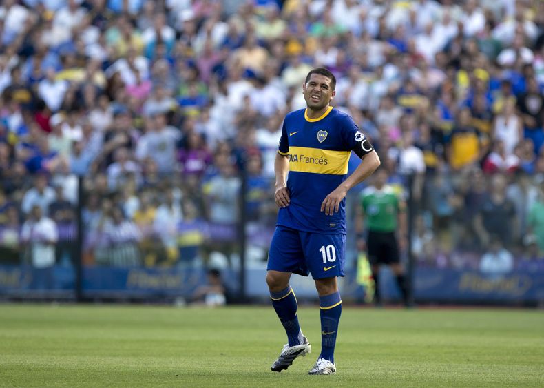 Juan Rom&aacute;n Riquelme hace gestos de dolor tras lesionarse durante un partido de Boca Juniors con All Boys el 24 de noviembre del 2013. (AP Photo/Eduardo Di Baia)