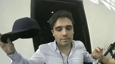 ARCHIVO - Esta imagen tomada de un video proporcionado por el gobierno de México muestra a Ovidio Guzmán López mientras es detenido en Culiacán, México, el 17 de octubre de 2019. (CEPROPIE vía AP/Archivo)