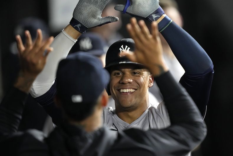 El dominicano Juan Soto, de los Yankees de Nueva York, festeja su tercer jonrón del juego ante los Medias Blancas, el martes 13 de agosto de 2024 (AP Foto/Charles Rex Arbogast)