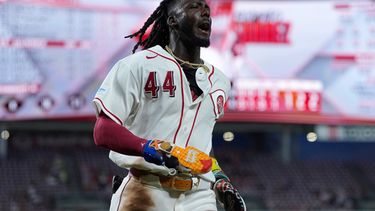 Elly de la Cruz, campocorto dominicnao de los Rojos de Cincinnati, festeja tras anotar en un wild pitch de los Atléticos, el martes 4 de agosto de 2026 (AP Foto/Carolyn Kaster)