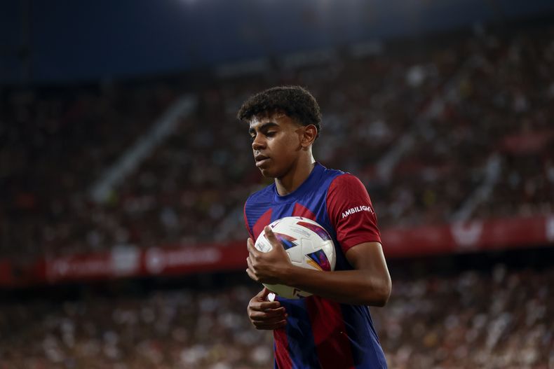 Lamine Yamal del Barcelona durante el partido contra el Sevilla en la Liga española, el domingo 26 de mayo de 2024. (AP Foto/Fermín Rodríguez)