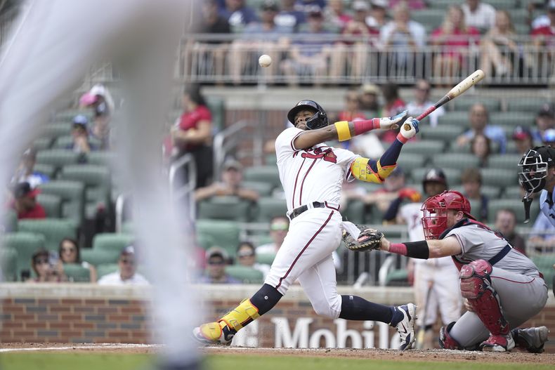 Ronald Acuña Jr. de los Bravos de Atlanta batea en el cuarto inning ante los Angelinos de Los Ángeles, el miércoles 2 de agosto de 2023. (AP Foto/Brynn Anderson)