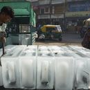 ARCHIVO - Un hombre coloca bloques de hielo en un puesto para su venta, en Ahmedabad, India, el 2 de abril de 2025. (AP Foto/Ajit Solanki, archivo)