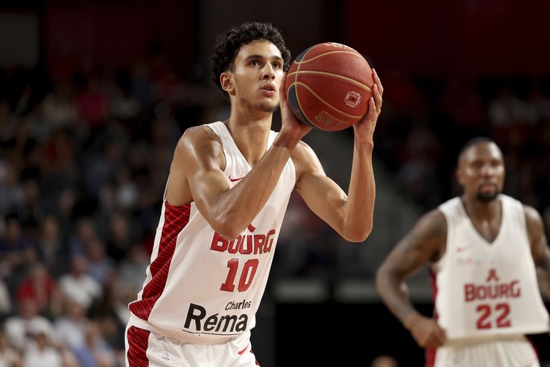 Zaccharie Risacher, de Bourg-en-Bresse, lanza un tiro libre durante un partido contra Limoges, el 31 de octubre de 2023. Nuevos nombres pronto adornarán las réplicas de camisetas de la NBA de los jóvenes franceses. Zaccharie Risacher, Alexandre Sarr y Tidjane Salaün se encuentran entre las primeras selecciones del draft de la NBA, donde se espera una segunda selección consecutiva del número 1 francés después de Victor Wembanyama el año pasado. (AP Foto, Archivo)