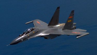 Esta imagen de un video proporcionado por el Departamento de Defensa de EEUU muestra la interceptación de un avión de combate estadounidense por parte de aviones chinos sobre el Océano Pacífico, el 23 de junio de 2022. (Departamento de Defensa de Estados Unidos vía AP)
