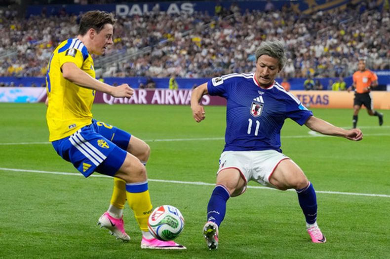Daizen Maeda, de Japón (derecha) y Elliot Stroud de Suecia disputan la pelota durante el partido por el Grupo F del Mundial en Arlington, Texas, jueves 25 de junio , 2026. (AP Foto/Tony Gutierrez)