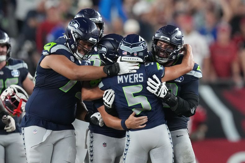 Jason Myers (5), pateador de los Seahawks de Seattle, es felicitado después de convertir un gol de campo ante los Cardinals de Arizona el jueves 25 de septiembre de 2025 (AP Foto/Ross D. Franklin)