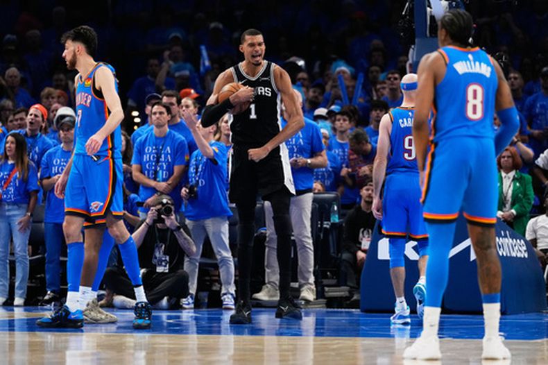 Victor Wembanyama (1), de los Spurs de San Antonio, celebra después de retacar el balón en el segundo tiempo extra del primer juego de las Finales de la Conferencia Oeste frente al Thunder de Oklahoma City, el lunes 18 de mayo de 2026, en Oklahoma City. (AP Foto/Tony Gutierrez)