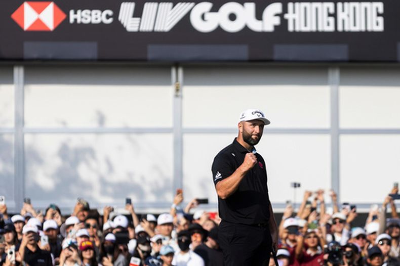 ARCHIVO - Foto del 8 de marzo del 2026, el capitan de Legion XIII Jon Rahm celebra su put en el hoyo 18 de la última ronda de HSBC LIV Golf Hong Kong. (Mike Stobe/LIV Golf via AP, Archivo)