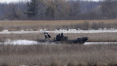 ARCHIVO - Policías realizan una búsqueda de los cadáveres de migrantes provenientes de la India y Rumania en un río en Akwesasne, Canadá, el viernes 31 de marzo de 2023. (Ryan Remiorz/The Canadian Press vía AP, archivo)