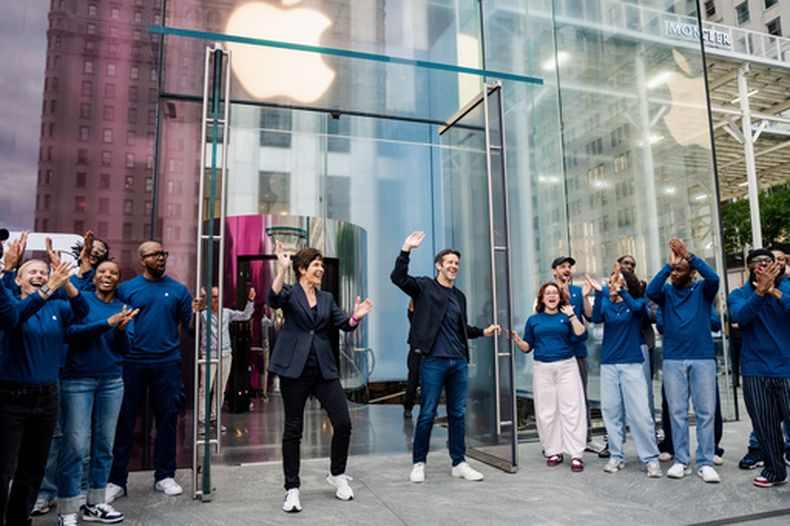 El director general de Apple, John Ternus, y Deirdre Obrien, vicepresidenta de comercio minorista, abren la tienda de Apple en la Quinta Avenida para el lanzamiento del iPhone 18 Pro, el viernes 18 de septiembre de 2026, en Nueva York. (AP Foto/Angelina Katsanis)