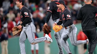 Nathaniel Lowe de los Guardianes de Cleveland celebra con sus compañeros la victoria ante los Medias Rojas de Boston el martes 22 de septiembre del 2026. (AP Foto/Charles Krupa)