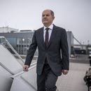 El canciller alemán Olaf Scholz aborda un avión en el sector militar del aeropuerto Berlín Brandemburgo para volar a Estados Unidos, jueves 8 de febrero de 2024. (Michael Kappeler/dpa via AP)