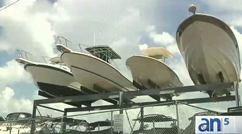 Dos jóvenes intentaron robar esta madrugada equipos y dispositivos electrónicos de una conocida marina de Key Biscayne.