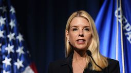 La secretaria de Justicia, Pam Bondi, habla en una conferencia de prensa en la DEA, el martes 15 de julio de 2025, en Arlington, Virginia. (AP Foto/Julia Demaree Nikhinson)