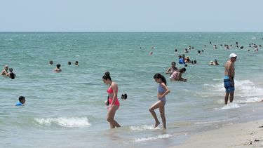 Bañistas se refrescan en aguas del Océano Atlántico, el lunes 10 de julio de 2023, en Hollywood Beach, Florida. (AP Foto/Wilfredo Lee)