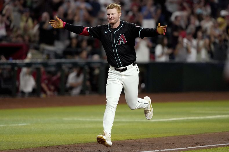 Pavin Smith, de los Diamondbacks de Arizona, celebra su cuadrangular con el que dejó tendido a los Gigantes de San Francisco durante la novena entrada del juego de béisbol, el lunes 3 de junio de 2024, en Phoenix. (AP Foto/Matt York)