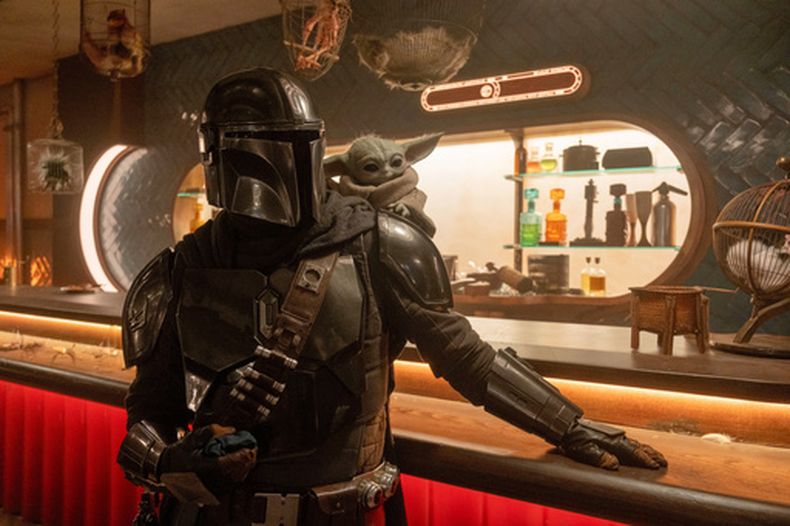 Esta imagen publicada por Disney muestra a El Mandaloriano, interpretado por Pedro Pascal, a la izquierda, y a Grogu en una escena de Star Wars: The Mandalorian and Grogu de Lucasfilm. (Nicola Goode/Lucasfilm Ltd. - Disney via AP)