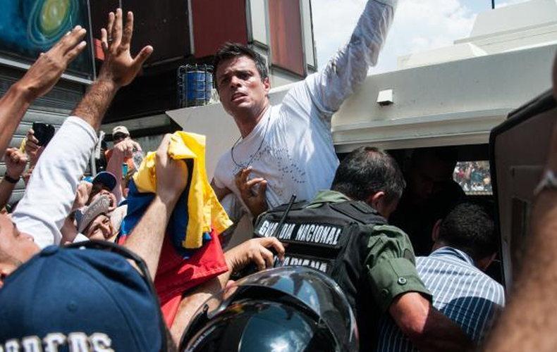 El dirigente opositor venezolano, Leopoldo López se entrego a las autoridades tras encabezar la masiva concentración en caracas contra el gobierno de Nicolás maduro. Este martes continuaron las protestas en toda Venezuela