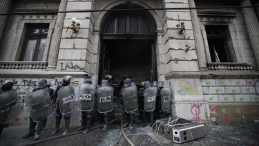 Incendian parte del Congreso durante protesta en Guatemala