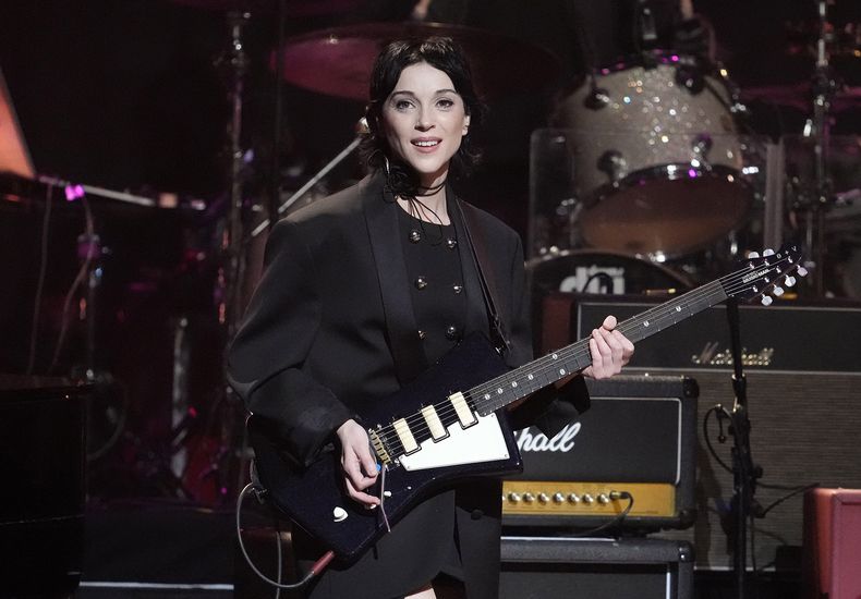 ARCHIVO - St. Vincent se presenta en la 7o concierto anual Love Rocks NYC el 9 de marzo de 2023, en Nueva York. (Foto Charles Sykes/Invision/AP, archivo)