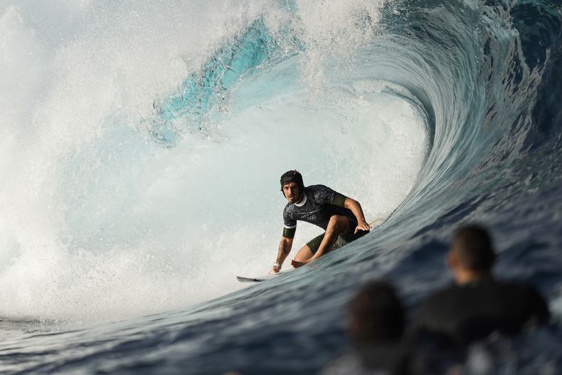 El brasileño Joao Chianca surfea durante una sesión de entrenamiento antes del inicio de las competencias de los Juegos Olímpicos 2024 en Teahupoo, Tahiti el martes 23 de julio del 2024. (AP Foto/Gregory Bull)