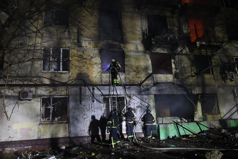 Rescatistas intentan apagar un incendio en un edificio residencial tras un ataque ruso en Zaporiyia, Ucrania, el miércoles 26 de noviembre de 2025. (AP Foto/Kateryna Klochko)