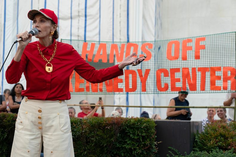 La actriz Lynda Carter se dirige a la multitud durante una manifestación contra el cierre del Centro John F. Kennedy para las Artes Escénicas, el viernes 18 de septiembre de 2026, en Washington. El letrero dice: No toquen el Centro Kennedy. (AP Foto/José Luis Magaña)