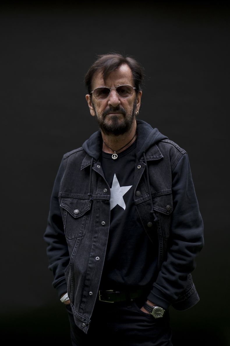 Ringo Starr posa para un retrato en West Hollywood, California, el jueves 17 de octubre de 2024. (AP Photo/Jae C. Hong)