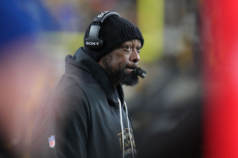 Mike Tomlin, entrenador principal de los Steelers de Pittsburgh, reacciona después de un juego de fútbol americano de la NFL contra los Bills de Búfalo el domingo 30 de noviembre de 2025, en Pittsburgh. (AP Photo/Gene J. Puskar)