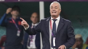 ARCHIVO - El técnico de Ecuador Gustavo Alfaro durante el partido contra Senegal por el Grupo A de la Copa Mundial en Doha, Qatar, el 29 de noviembre de 2022. Alfaro ha sido designado como nuevo técnico de la selección de Costa Rica. (AP Foto/Darko Vojinovic)