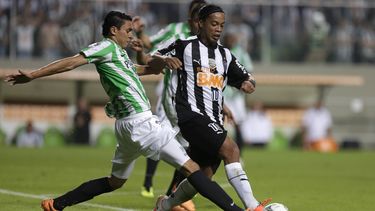 americateve | Daniel Bocanegra, del Atl&eacute;tico Nacional de Colombia, disputa un bal&oacute;n con Ronaldinho, del Atl&eacute;tico Mineiro de Brasil, durante el partido de la Copa Libertadores disputado el jueves 1 de mayo de 2014, en Belo Horizonte (AP Foto/Bruno M