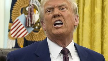 El presidente estadounidense Donald Trump en la Oficina Oval en la Casa Blanca en Washington el 13 de febrero del 2025. (AP foto/Ben Curtis)