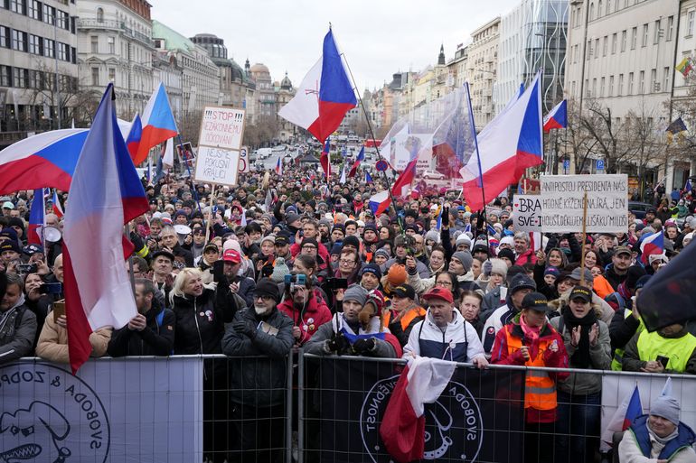 Marchan en Praga contra vacunación obligatoria COVID-19