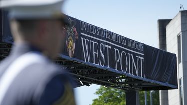 ARCHIVO – Varios cadetes llegan a la ceremonia de graduación de la Academia Militar de Estados Unidos en el estadio Michie, el 27 de mayo de 2023, en West Point, Nueva York. (AP Foto/Bryan Woolston, Archivo)